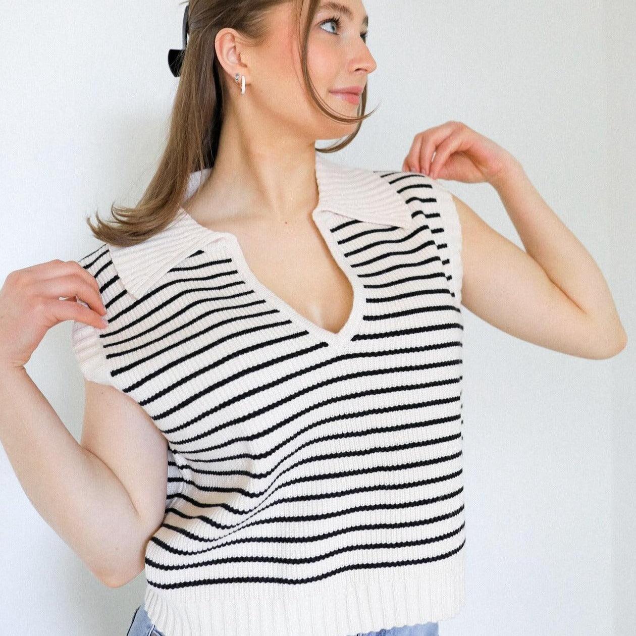 Blusinha Emily™ Estilo Polo com Decote em V / Moda Listrada e Conforto para o seu Dia a Dia! - ModernLar