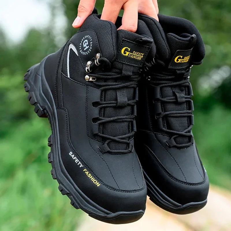 Bota StrongHold™ com Solado Tratorado de Alto Desempenho / Proteção e Estilo em um Só Calçado!