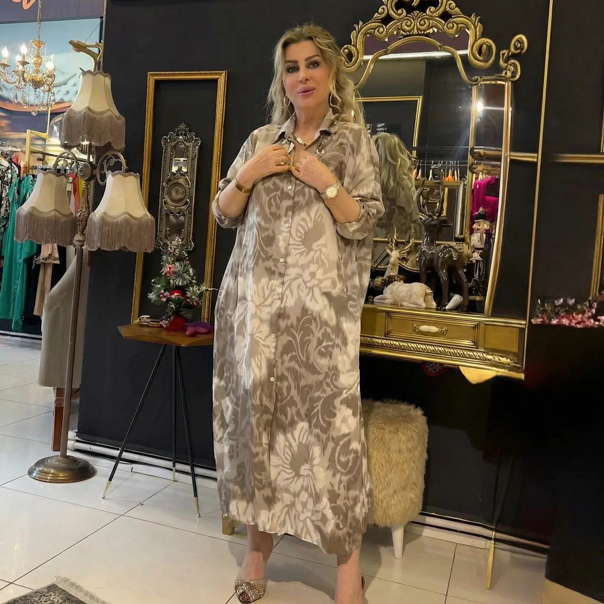 Vestido Blossom™ com Gola Polo e Estampa Floral Discreta / Redefina o Conforto com Estilo Atemporal e Elegância Impecável!