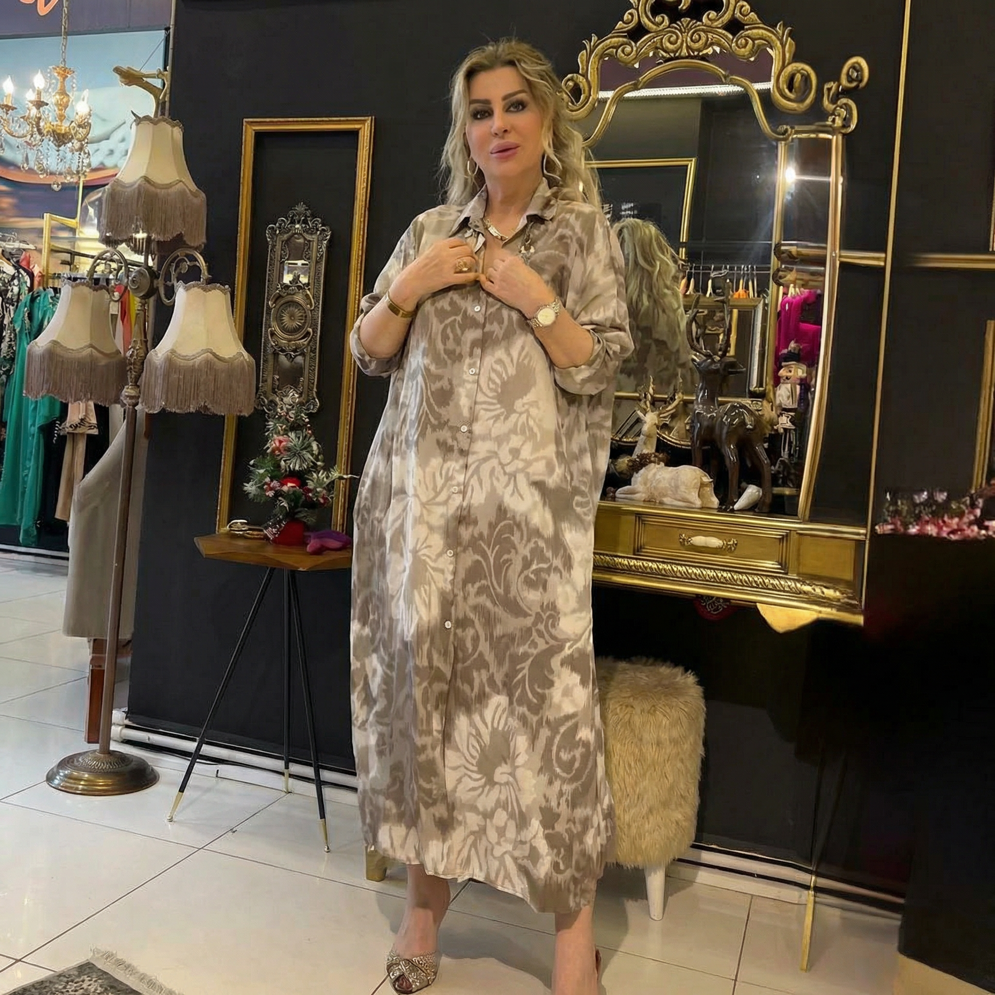 Vestido Blossom™ com Gola Polo e Estampa Floral Discreta / Redefina o Conforto com Estilo Atemporal e Elegância Impecável!