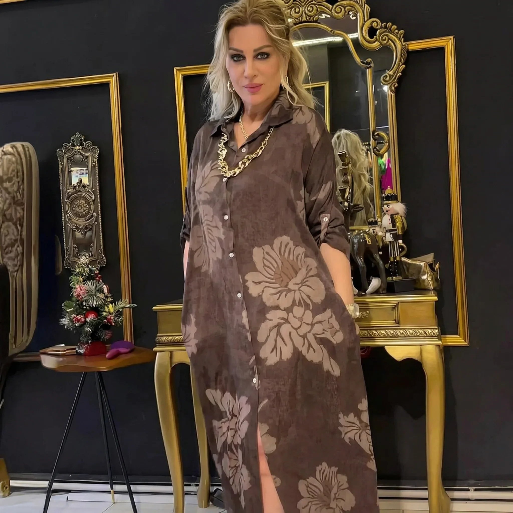 Vestido Blossom™ com Gola Polo e Estampa Floral Discreta / Redefina o Conforto com Estilo Atemporal e Elegância Impecável!