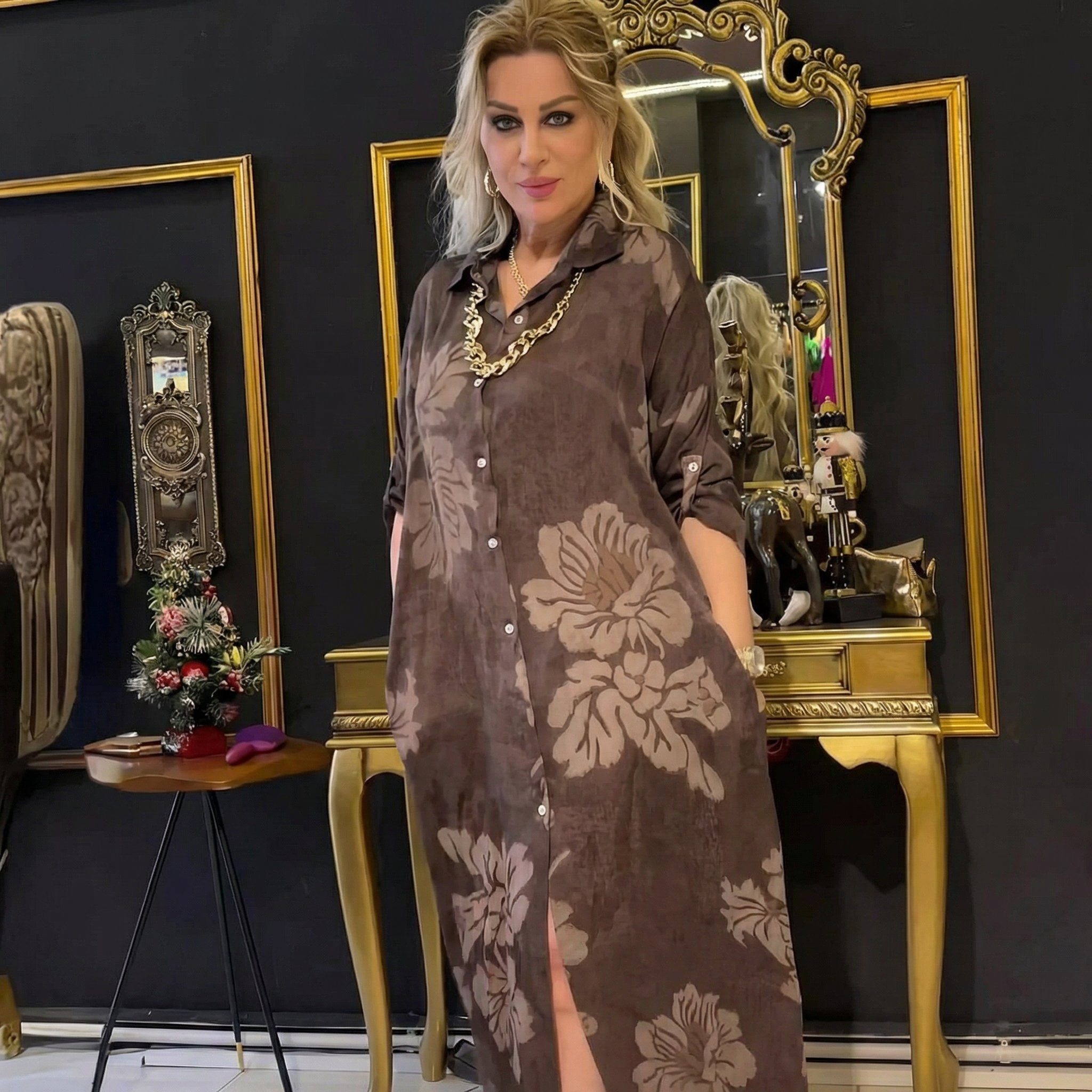 Vestido Blossom™ com Gola Polo e Estampa Floral Discreta / Redefina o Conforto com Estilo Atemporal e Elegância Impecável!