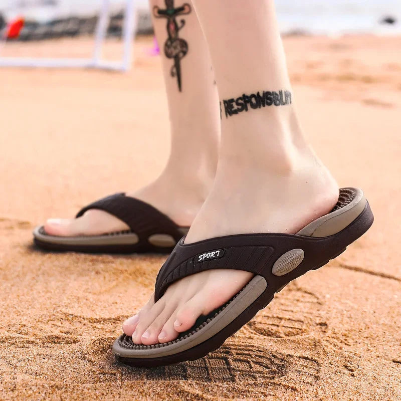 Chinelo Ravik™ com Design Esportivo e Palmilha Anatômica / Um formato pensado para apoiar os pés a cada passo.
