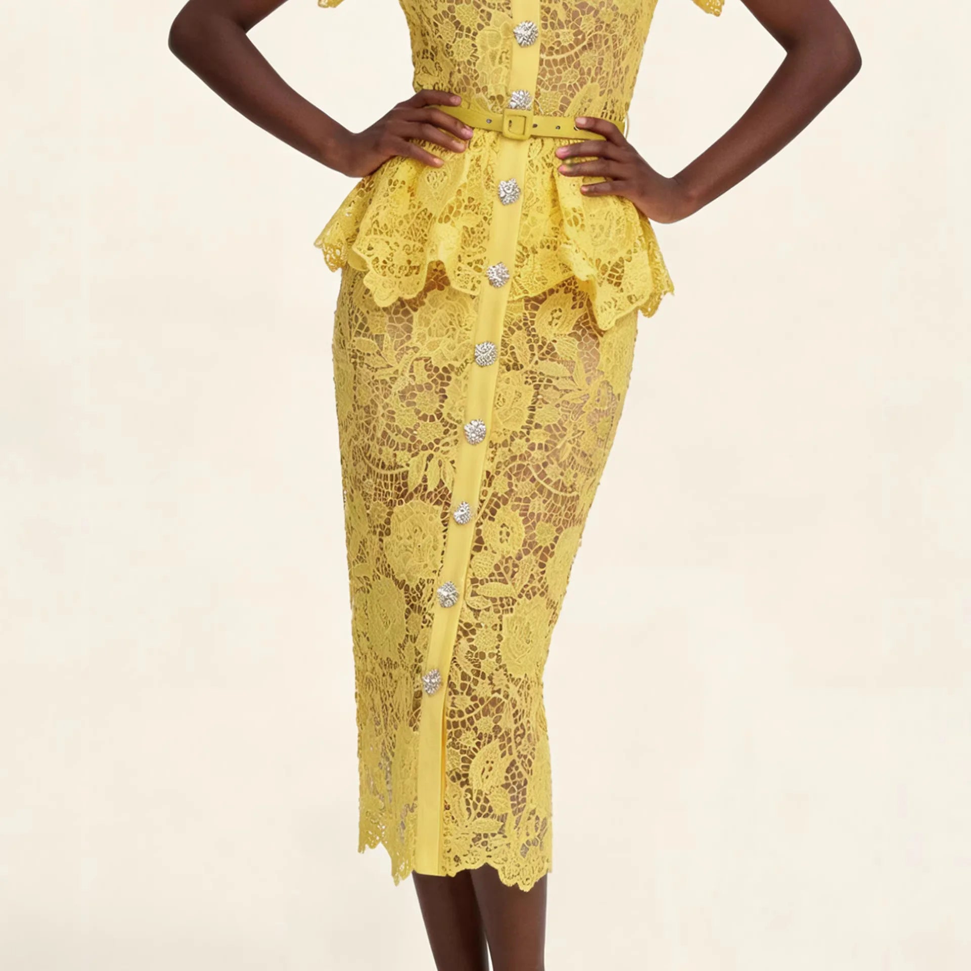 Vestido Marivelle™ com Renda Floral, Peplum e Botões Ornamentais / Uma composição refinada para ocasiões que pedem presença.