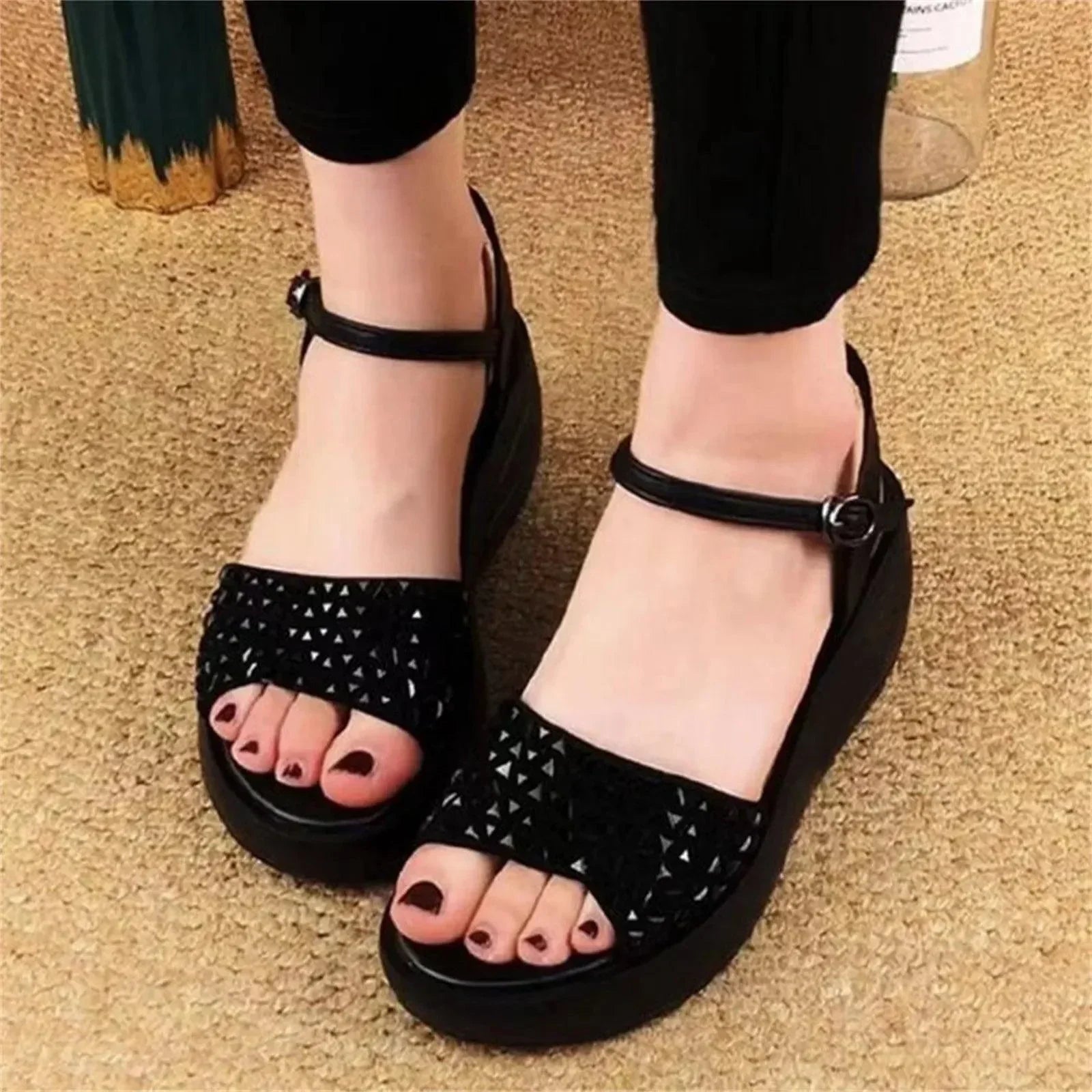 Sandálias Alessia™ com Design em Tiras Cruzadas e Acabamento com Pedras / Conforto e Estilo para Todas as Ocasiões!