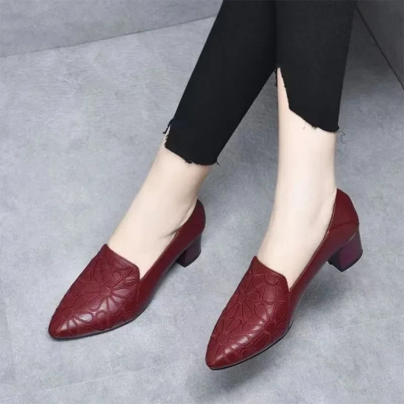 Sapato Dona Lina™ em Couro com Bico Fino e Textura Floral / Um Clássico Moderno para Mulheres de Presença forte e Estilo Inconfundível.