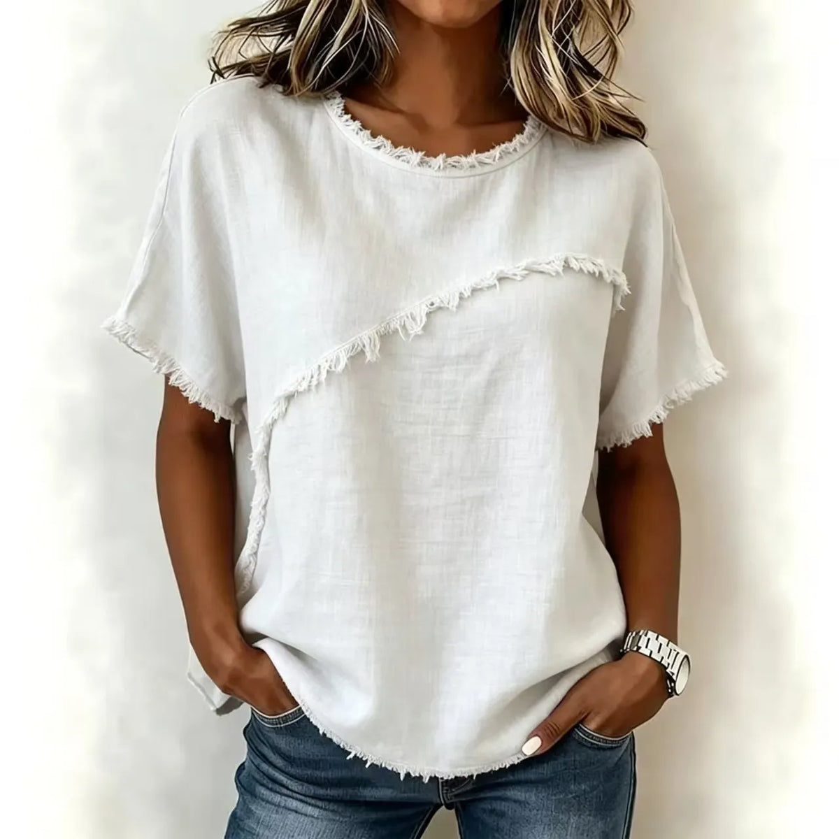 Blusa Verena™ com Recorte Assimétrico e Acabamento Desfiado