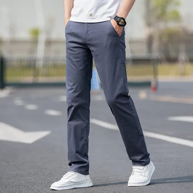 Calça em Sarja Leonardo™ com Tecido Premium e Corte Reto / Minimalismo Refinado e Conforto de Alta Classe!