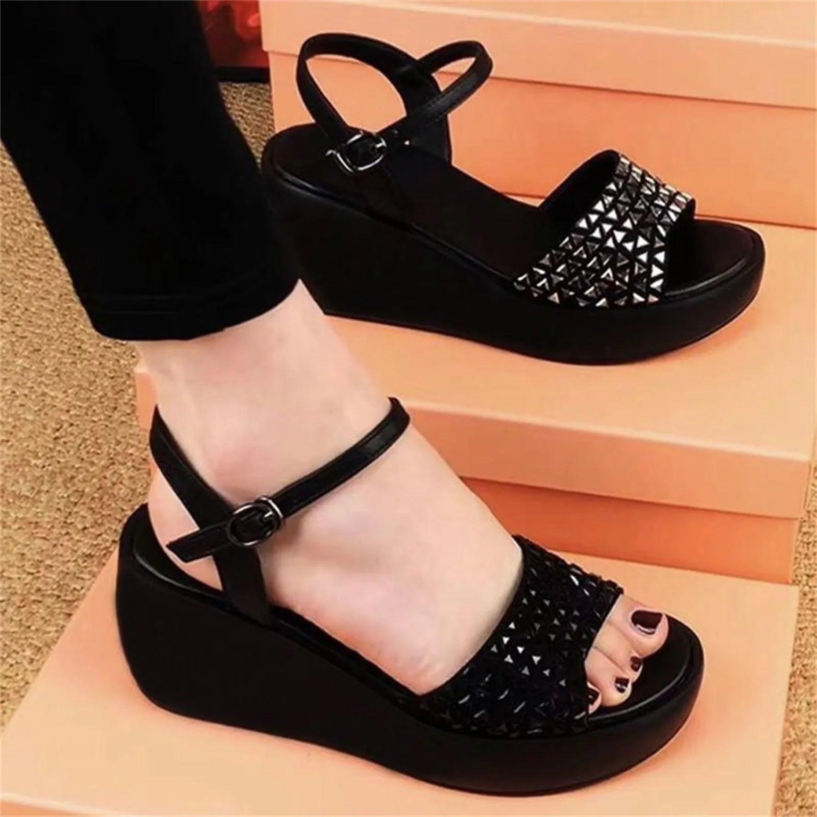 Sandálias Alessia™ com Design em Tiras Cruzadas e Acabamento com Pedras / Conforto e Estilo para Todas as Ocasiões!