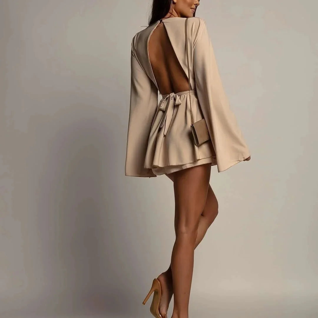 Macaquinho Lunelle™ com Costas Abertas e Elegância Delicada