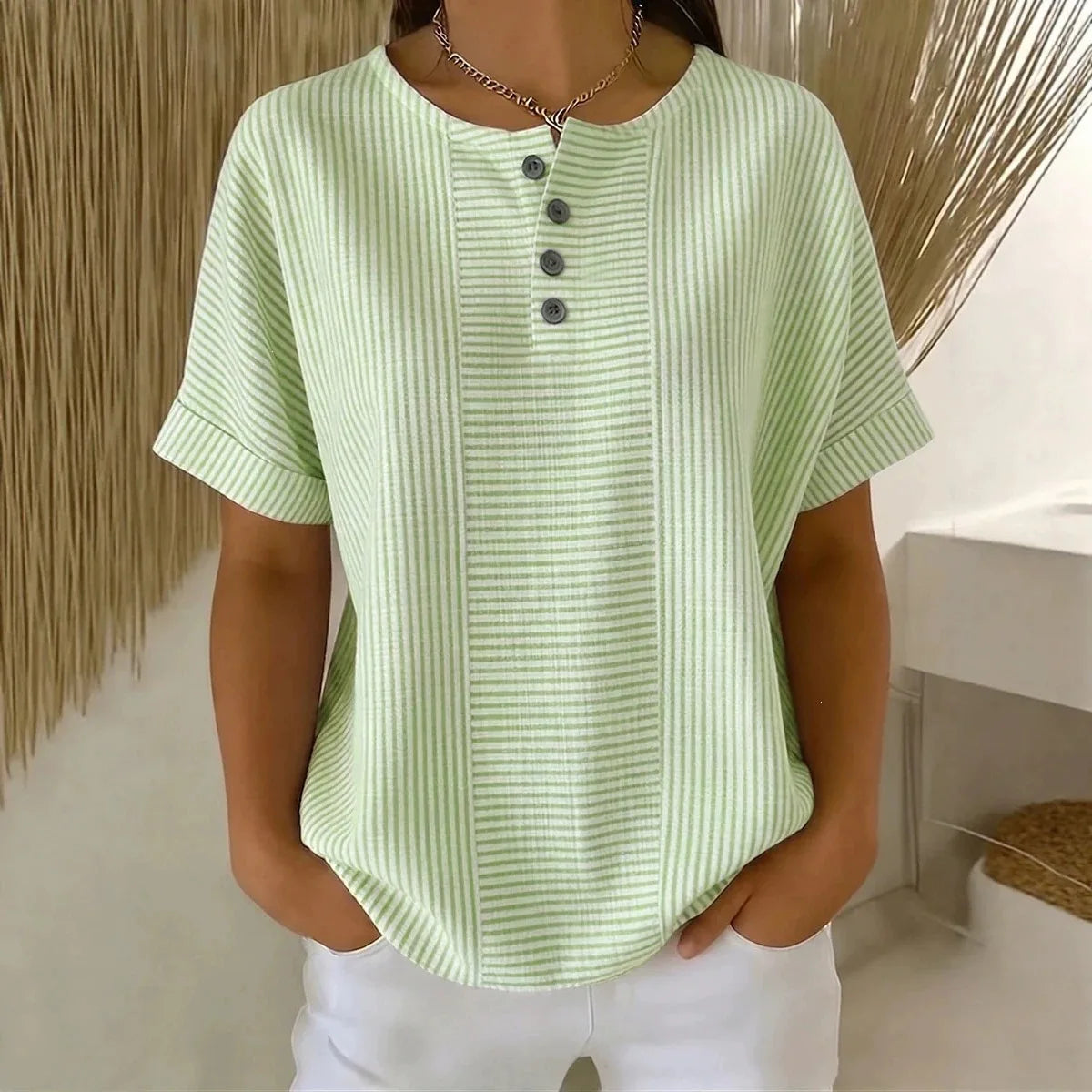 Camiseta Euddora™ Com Listras Delicadas e Botões Frontais