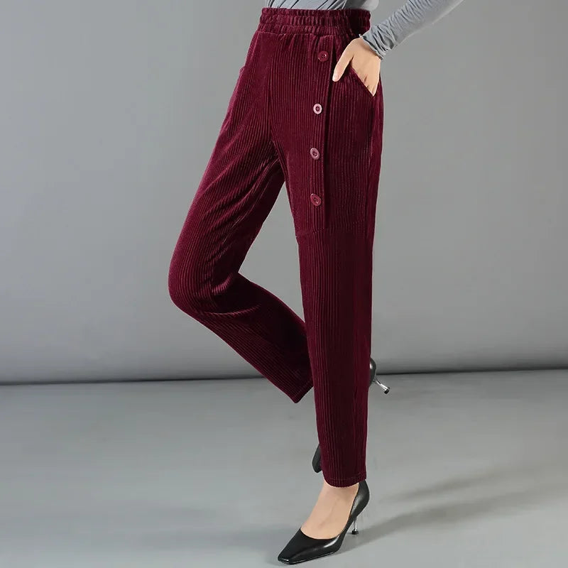 Calça Velvet™ em Veludo Forrado com Botões Decorativos / Aconchego e Estilo nos Dias Frios!