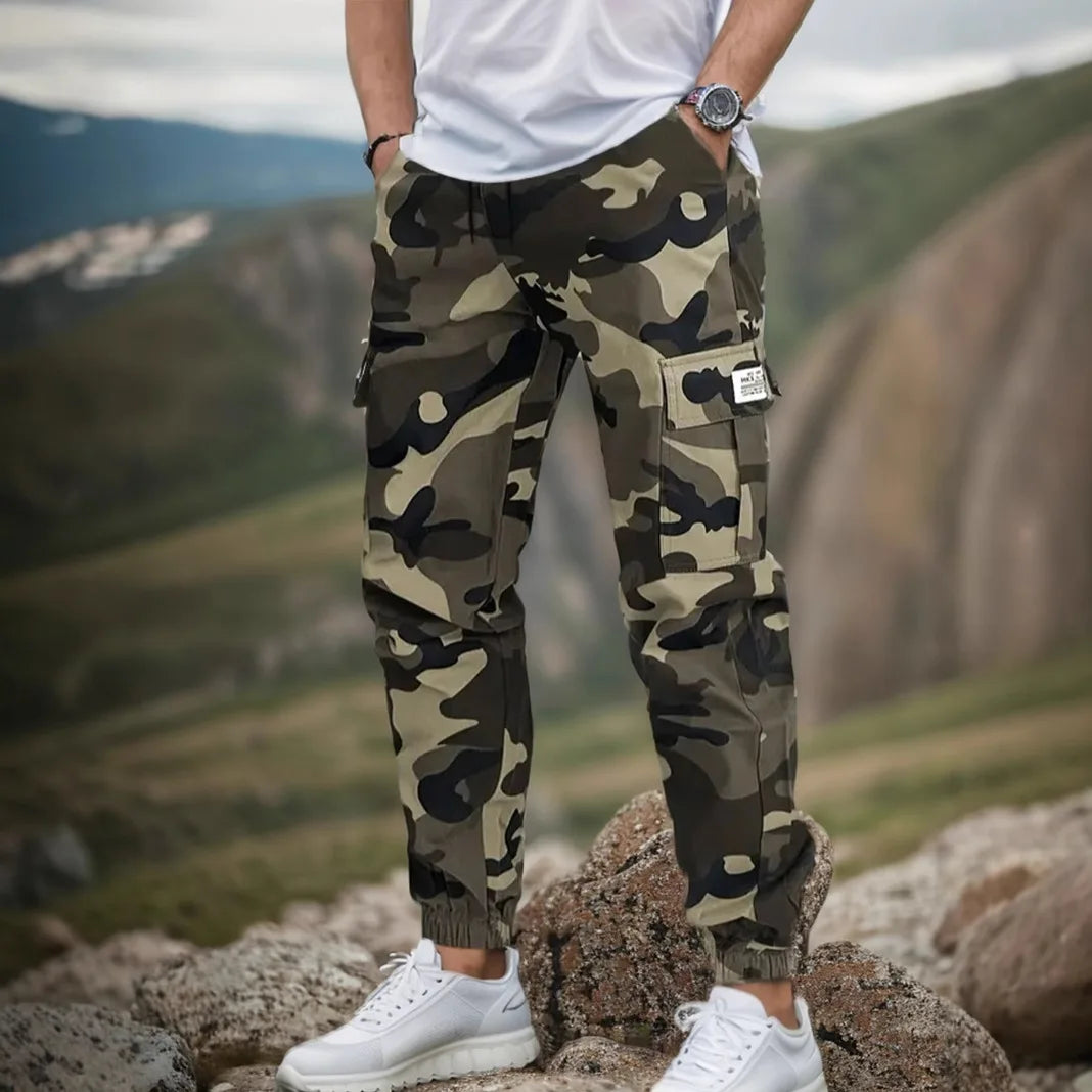 Calça Kaelor™ com Estampa Camuflada e Bolsos Utilitários / Design Pensado Para Unir Conforto e Atitude.