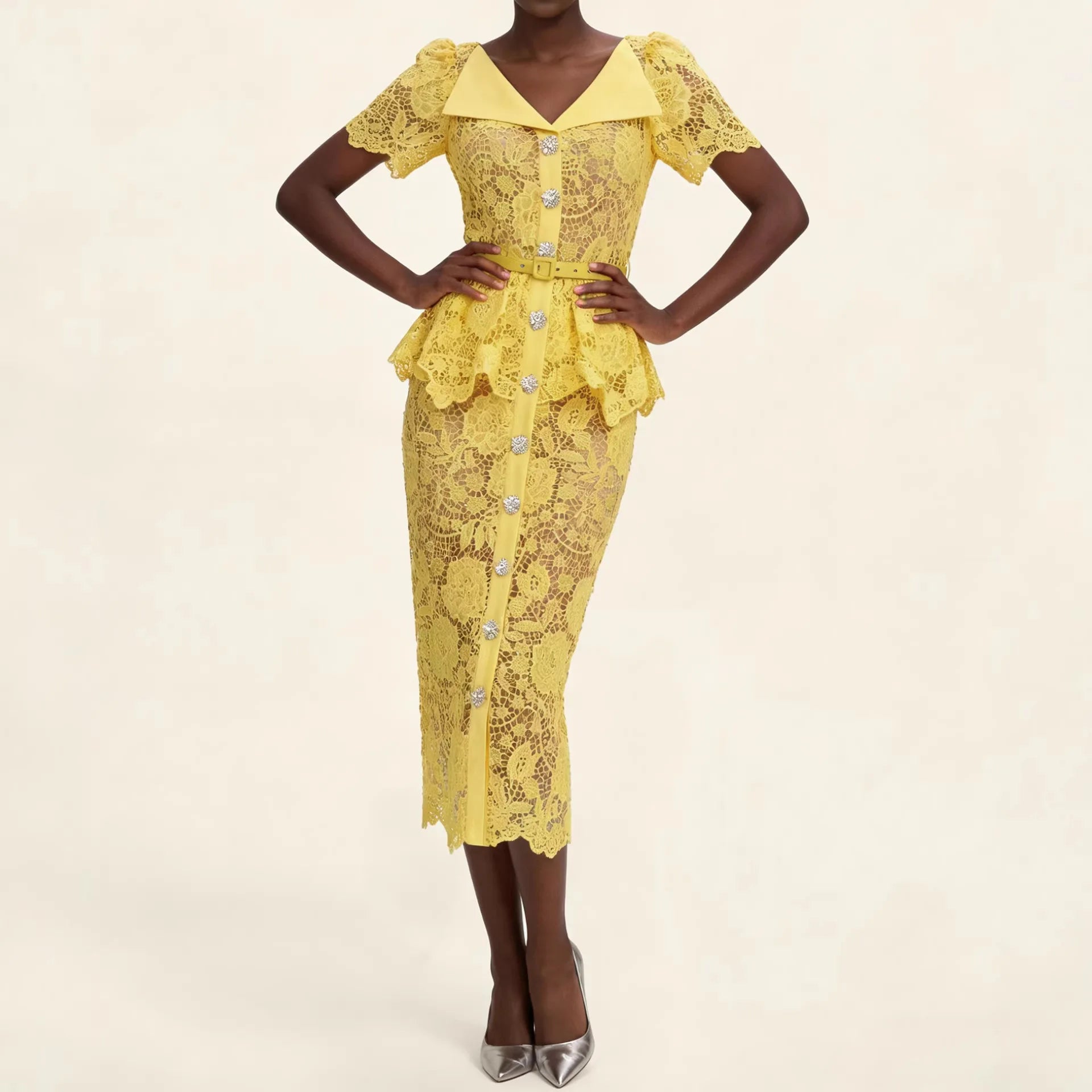 Vestido Marivelle™ com Renda Floral, Peplum e Botões Ornamentais / Uma composição refinada para ocasiões que pedem presença.