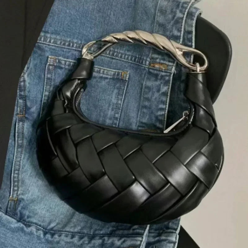 Bolsa Bellucci™ em Trama de Couro Artesanal com Design Meia-Lua / Elegância Contemporânea em Cada Ocasião!
