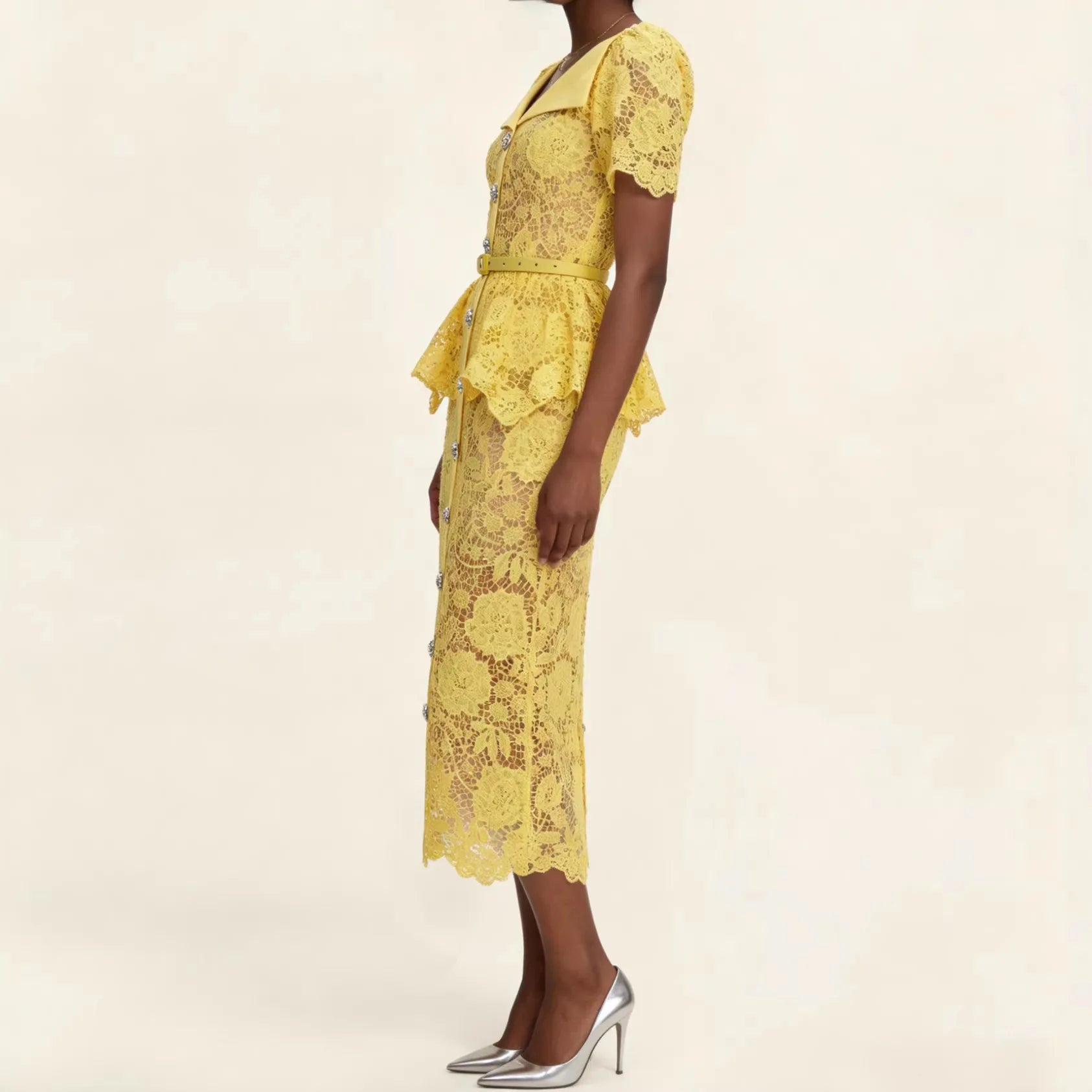 Vestido Marivelle™ com Renda Floral, Peplum e Botões Ornamentais / Uma composição refinada para ocasiões que pedem presença.