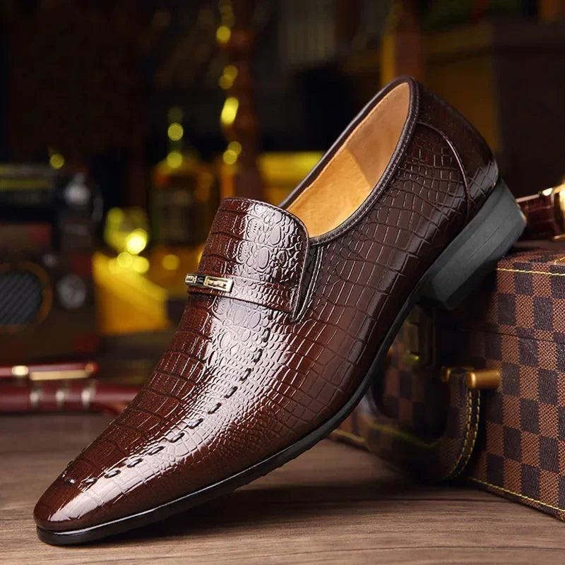 Sapato Social Crocodille™ Bico Fino com Couro Texturizado / Conforto e Elegância para Homens de Elite!