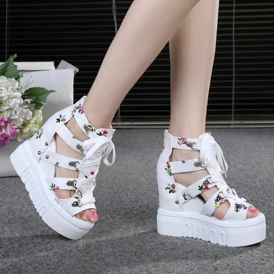 Sandália Bellagio™ com Estampa Floral e Plataforma Estilosa / O Equilíbrio Perfeito entre Ousadia, Conforto e Estilo para Mulheres que se Destacam!