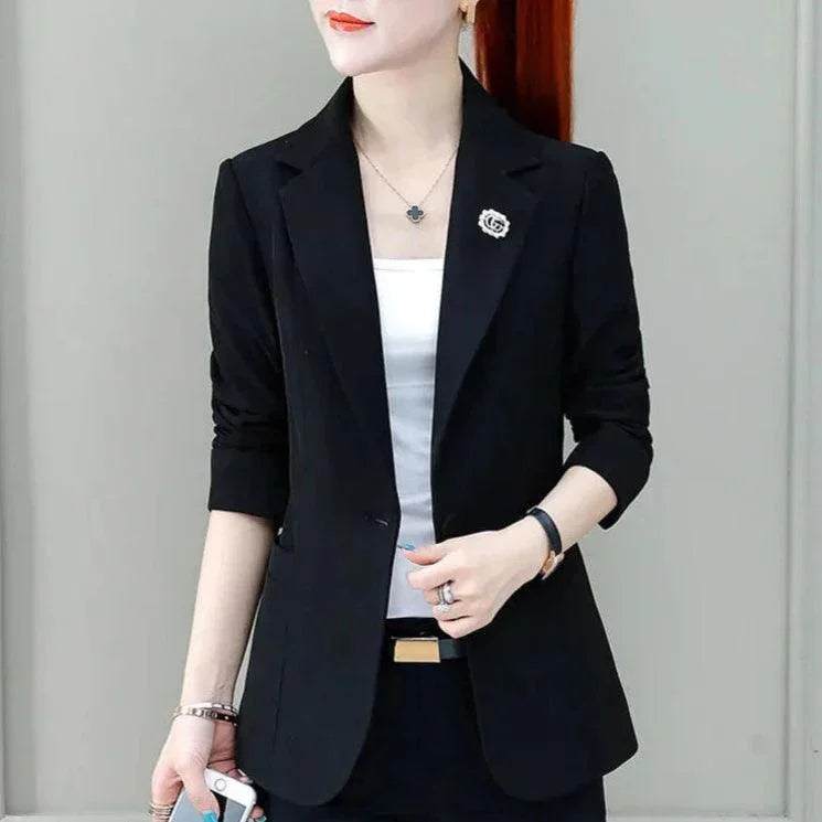 Blazer Casual Elizabeth™ Super Levinho com Broche / O Único que Proporciona Sofisticação e Conforto na Medida Certa! - ModernLar