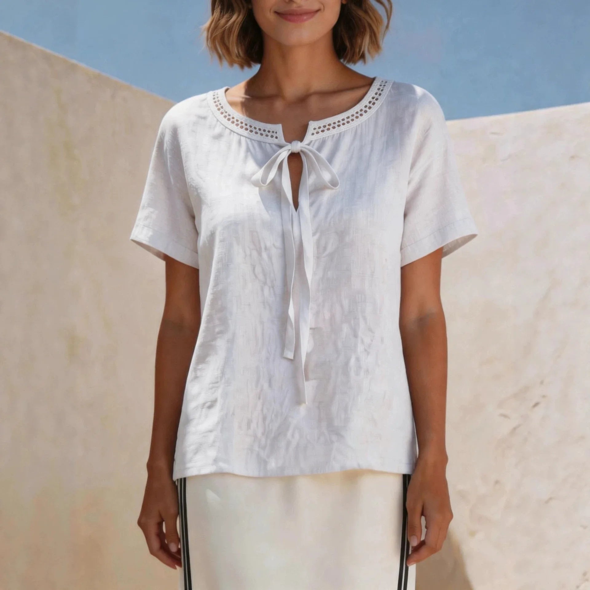 Blusa Valisse™ com Amarração em Laço e Acabamento Vazado no Decote