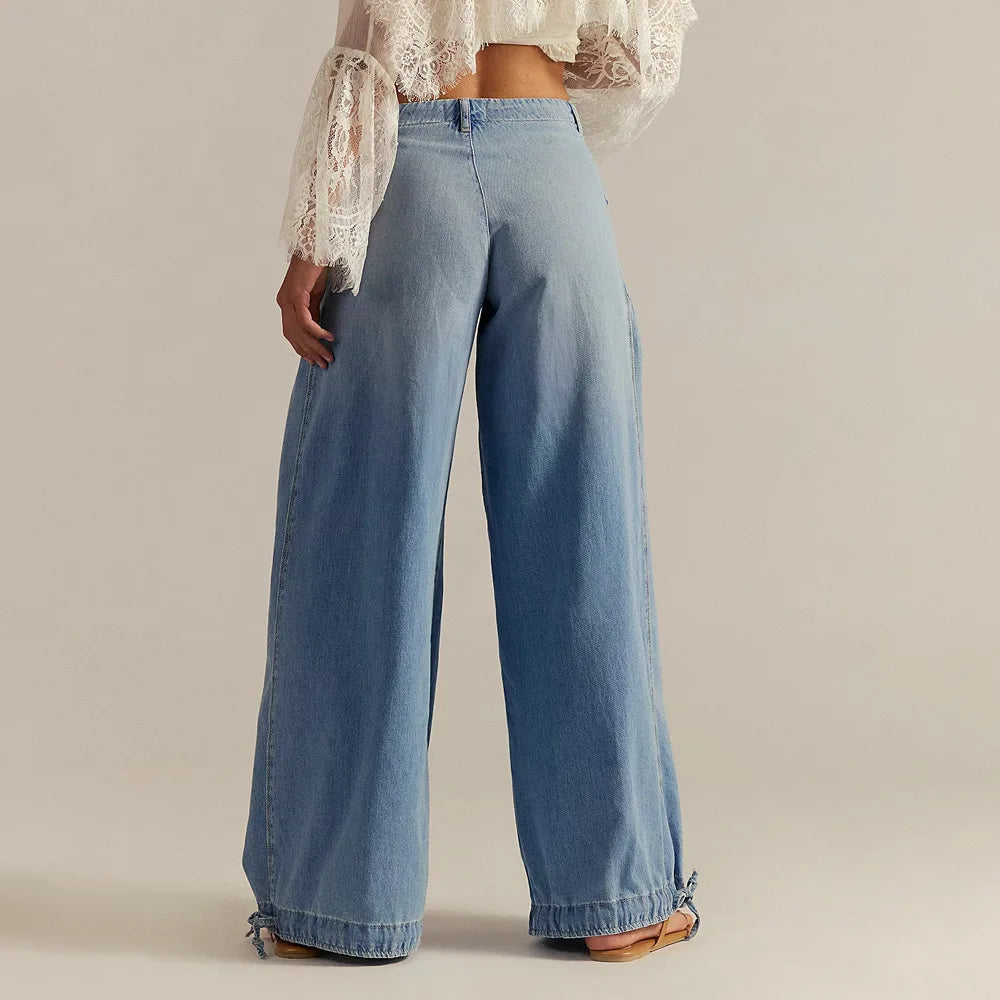 Calça Jeans Carmelie™ com Recortes Franzidos, bolsos frontais com aba e Barra Ajustada com Amarração