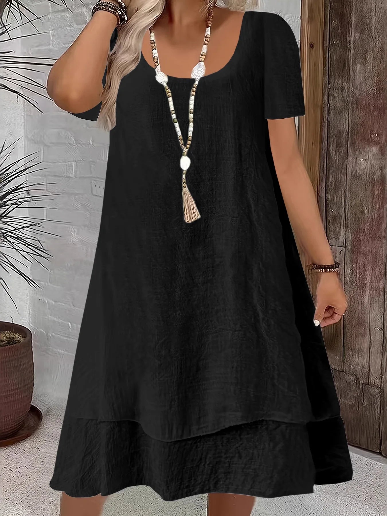 Vestido Midi Martina™ com Decote Elegante, Mangas Curtas e Saia Evasê com Camadas