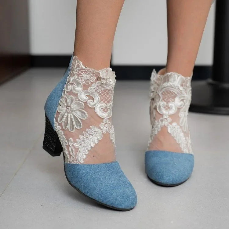 Bota Cano Curto Mirabelle™ em Renda e Salto Bloco / Feminilidade e Estilo sem Comprometer o Conforto!