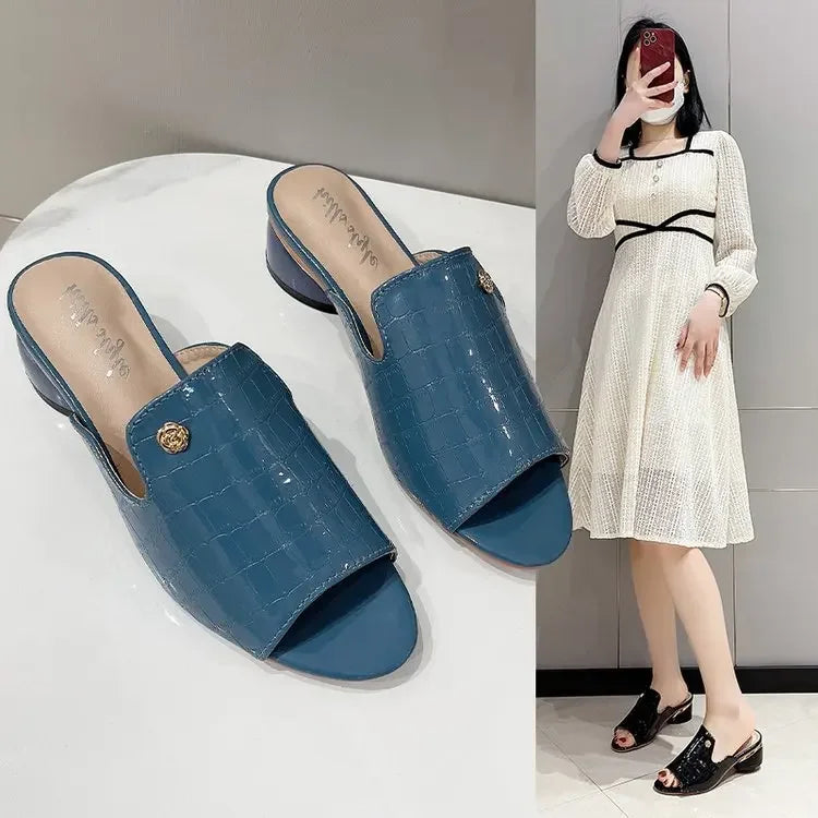 Mule Croco Bella™ Em Couro Texturizado com Salto Bloco Baixo / Um Toque de Glamour para Suas Produções!