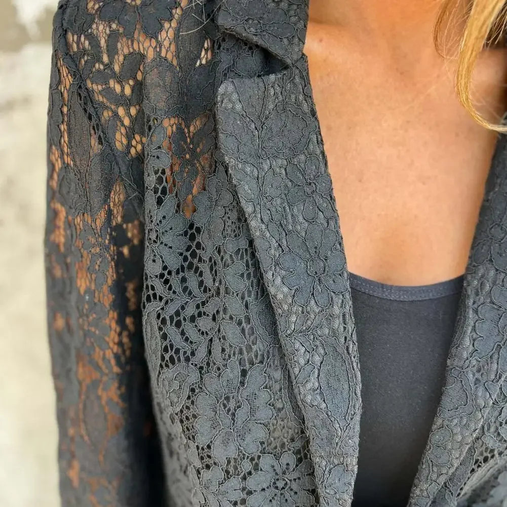 Blazer Black Rose™ em Renda Floral com Caimento Leve e Elegância Atemporal / Um Ícone de Sofisticação e Charme Feminino!