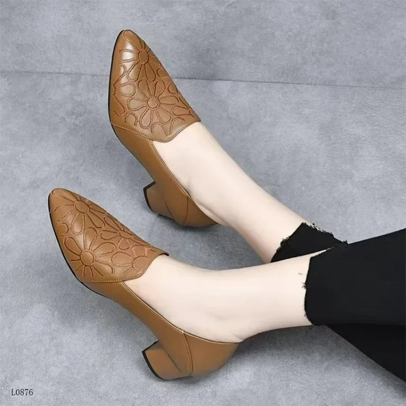 Sapato Dona Lina™ em Couro com Bico Fino e Textura Floral / Um Clássico Moderno para Mulheres de Presença forte e Estilo Inconfundível.