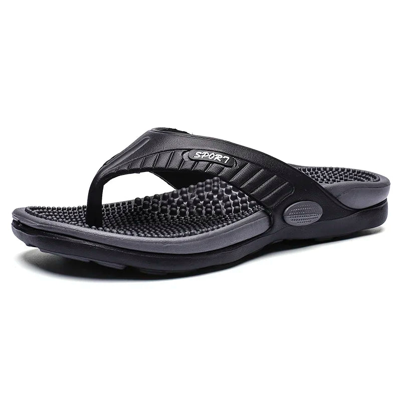 Chinelo Ravik™ com Design Esportivo e Palmilha Anatômica / Um formato pensado para apoiar os pés a cada passo.