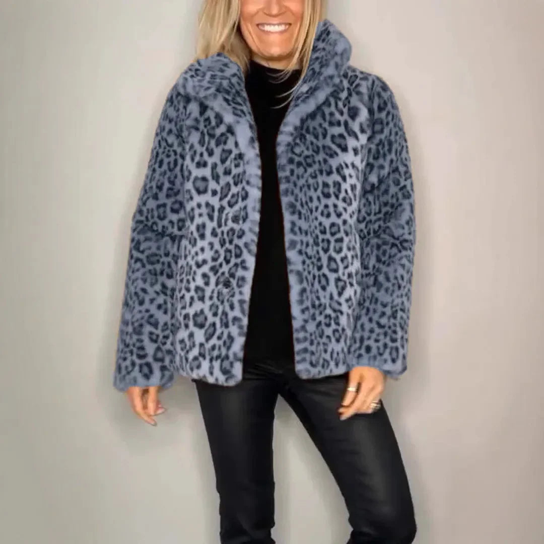 Casaco Pantera Luxe™ em Pele Peluciada com Estampa Selvagem / O Lado Ousado da Elegância Feminina!