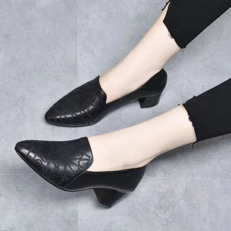 Sapato Dona Lina™ em Couro com Bico Fino e Textura Floral / Um Clássico Moderno para Mulheres de Presença forte e Estilo Inconfundível.