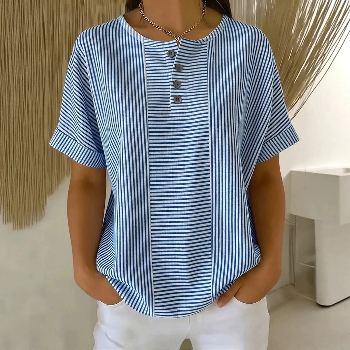 Camiseta Euddora™ Com Listras Delicadas e Botões Frontais