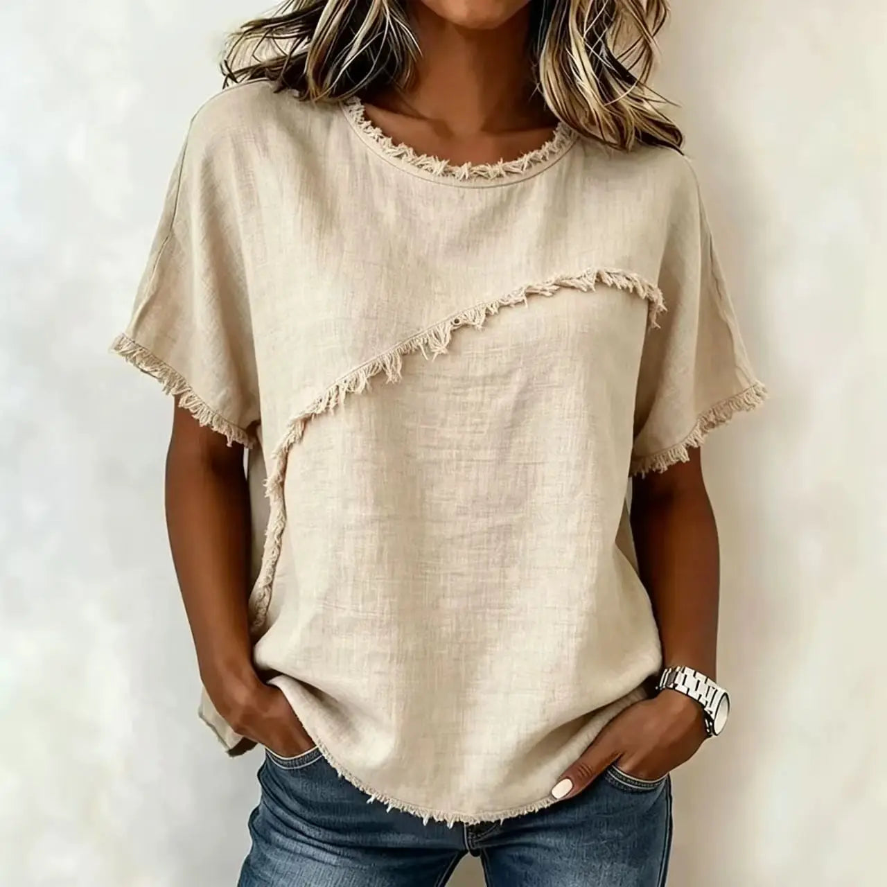 Blusa Verena™ com Recorte Assimétrico e Acabamento Desfiado
