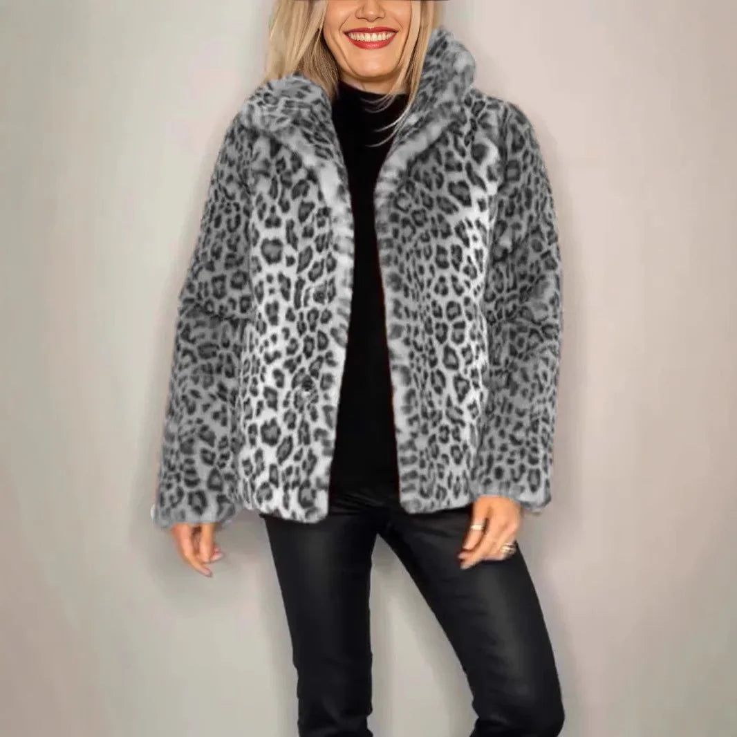 Casaco Pantera Luxe™ em Pele Peluciada com Estampa Selvagem / O Lado Ousado da Elegância Feminina!