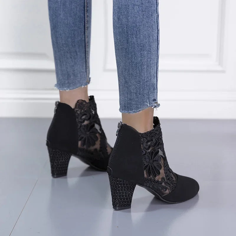 Bota Cano Curto Mirabelle™ em Renda e Salto Bloco / Feminilidade e Estilo sem Comprometer o Conforto!