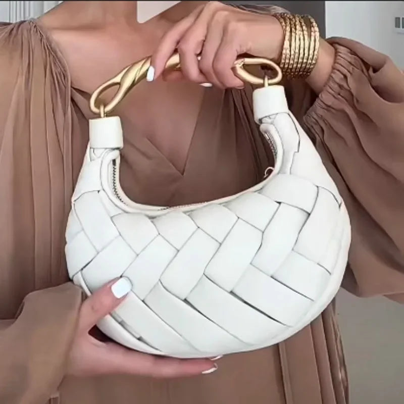 Bolsa Bellucci™ em Trama de Couro Artesanal com Design Meia-Lua / Elegância Contemporânea em Cada Ocasião!