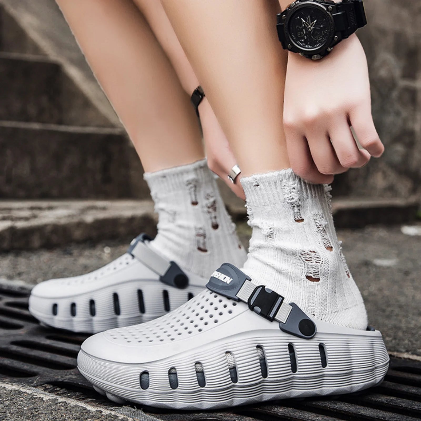 Clog Masculino Orven™ Com Cabedal Perfurado, Tira Ajustável E Solado Plataforma