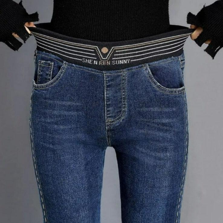 Calça Jeans Flare Amélia™ com Cintura Alta Elástica / A Calça da Mulher se Veste Bem em Todos os Sentidos! - ModernLar