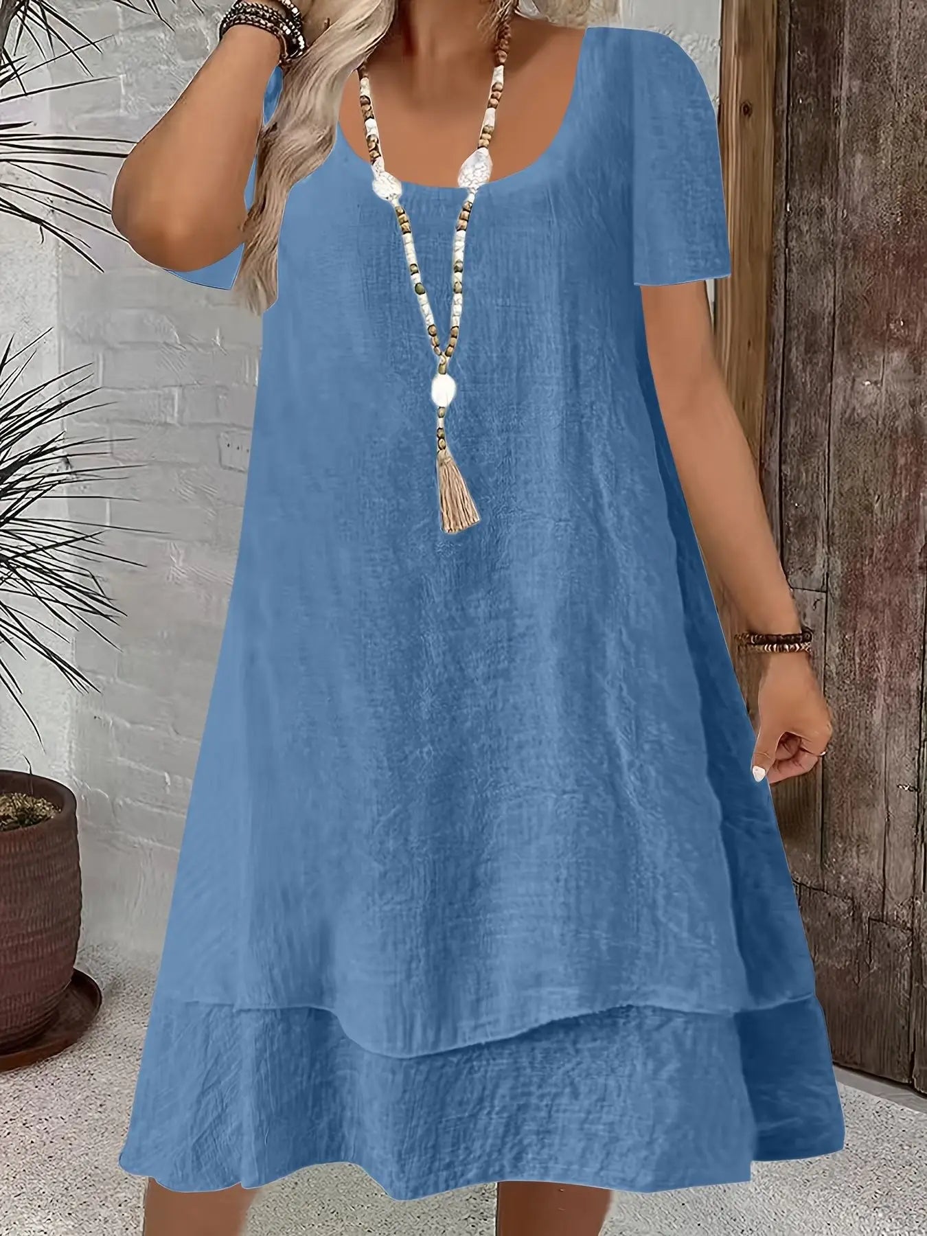Vestido Midi Martina™ com Decote Elegante, Mangas Curtas e Saia Evasê com Camadas