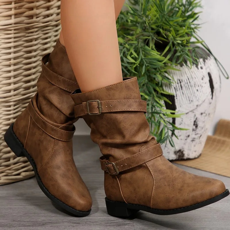 Bota Flora Montana™ com Cano Médio em Camurça / Um Charme Casual com Pegada Artesanal e Urbana!