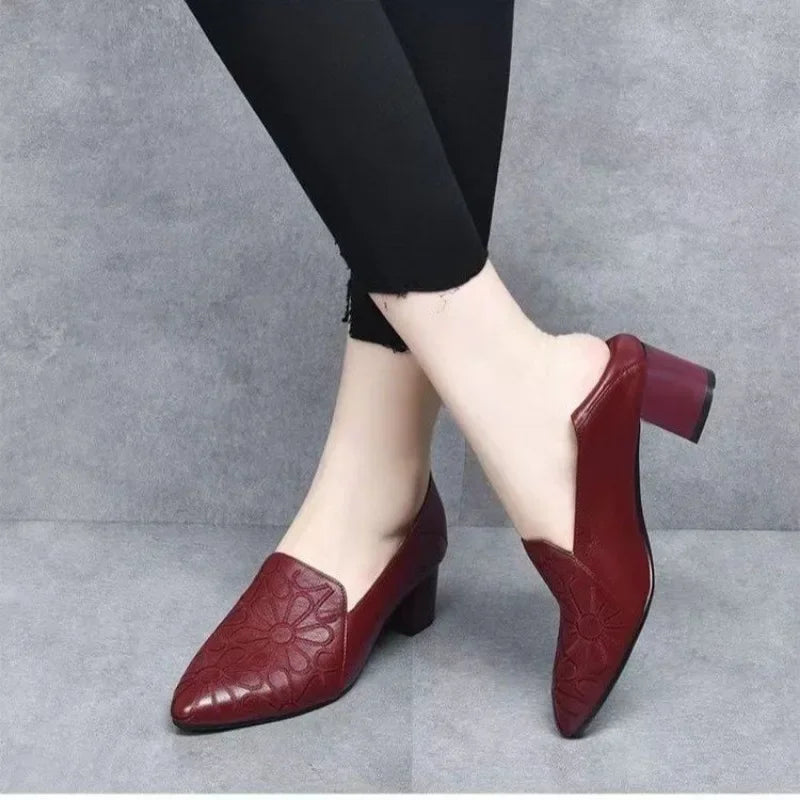 Sapato Dona Lina™ em Couro com Bico Fino e Textura Floral / Um Clássico Moderno para Mulheres de Presença forte e Estilo Inconfundível.