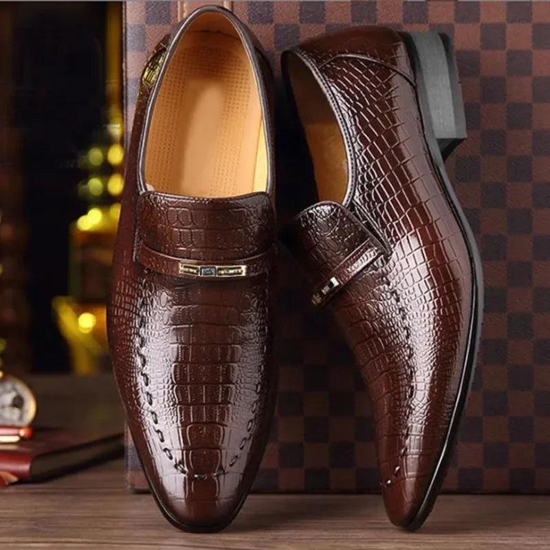 Sapato Social Crocodille™ Bico Fino com Couro Texturizado / Conforto e Elegância para Homens de Elite!