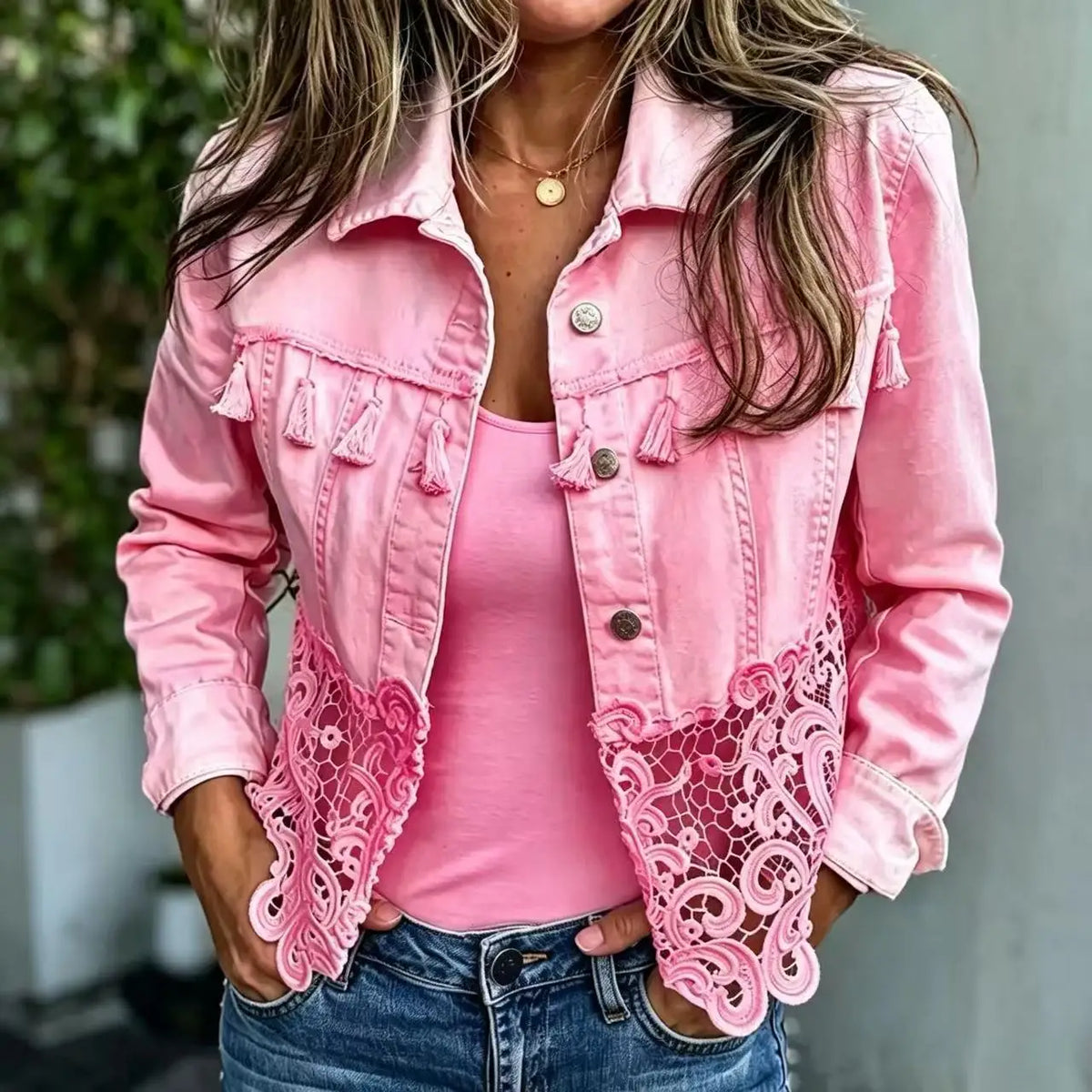 Jaqueta Jeans Caprielle™ com Renda Vazada na Barra e Detalhes de Tasséis no Busto / Romantismo e Personalidade em Uma Terceira Peça Marcante