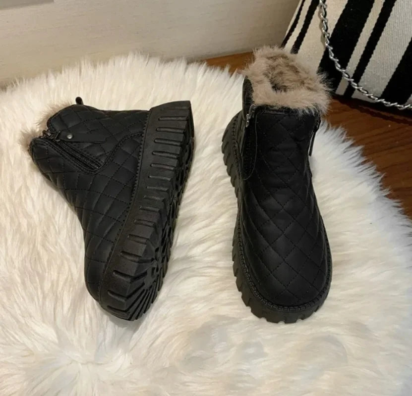 Bota Sabrina™ com Forro Interno e Solado Tratorado / Inverno Aconchegante com Visual Atemporal!