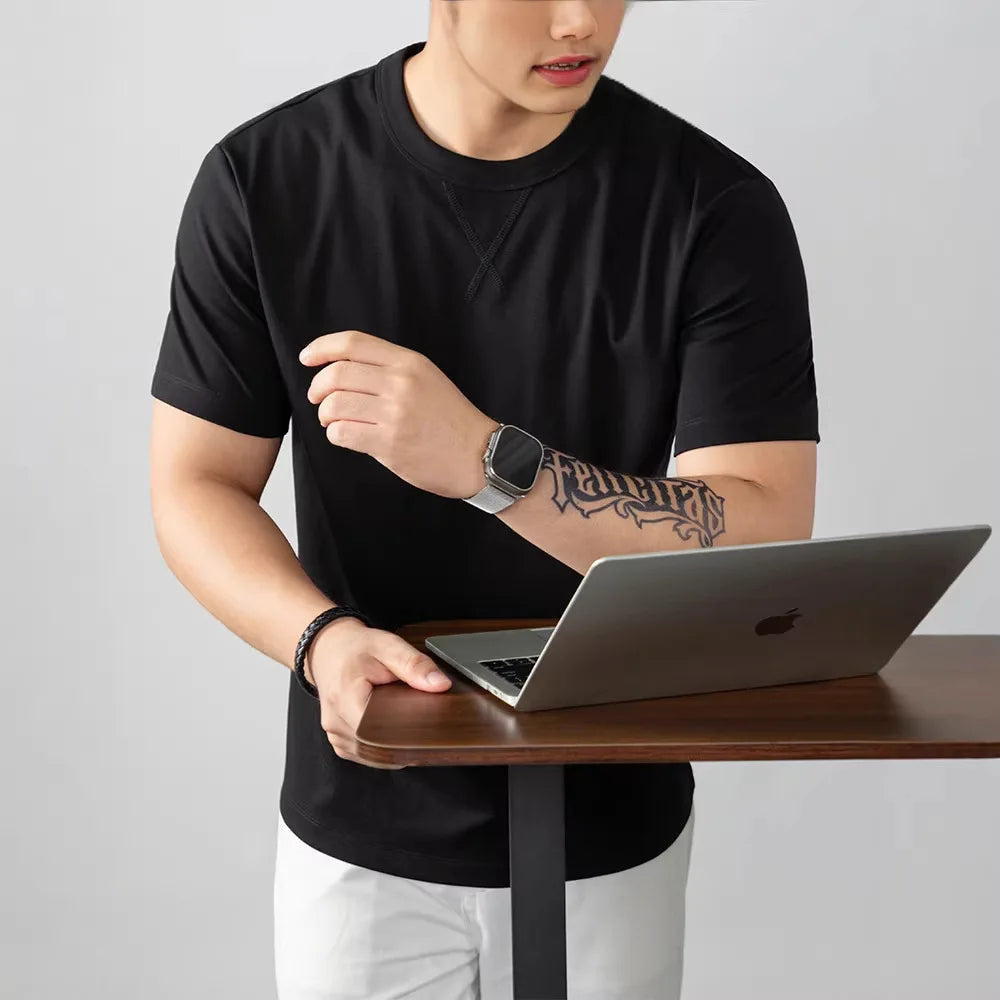 Camiseta Louis™ em Malha Premium com Gola Redonda Canelada