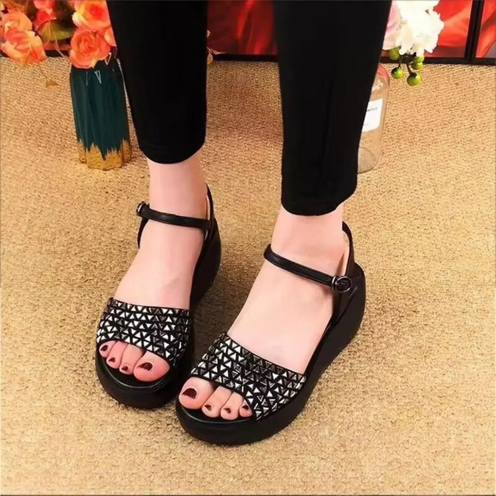 Sandálias Alessia™ com Design em Tiras Cruzadas e Acabamento com Pedras / Conforto e Estilo para Todas as Ocasiões!