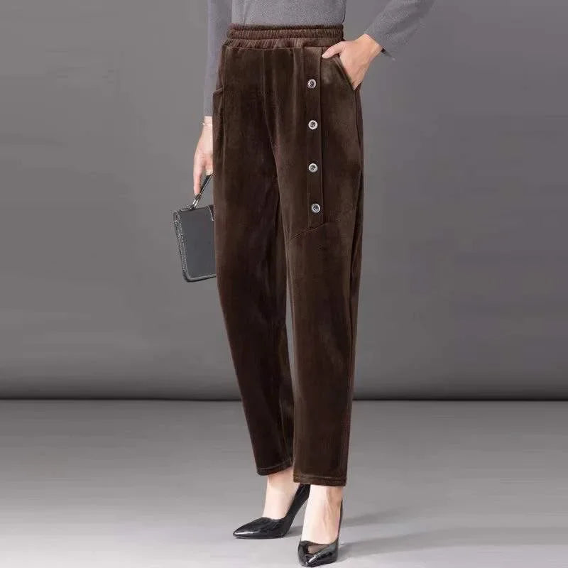 Calça Velvet™ em Veludo Forrado com Botões Decorativos / Aconchego e Estilo nos Dias Frios!