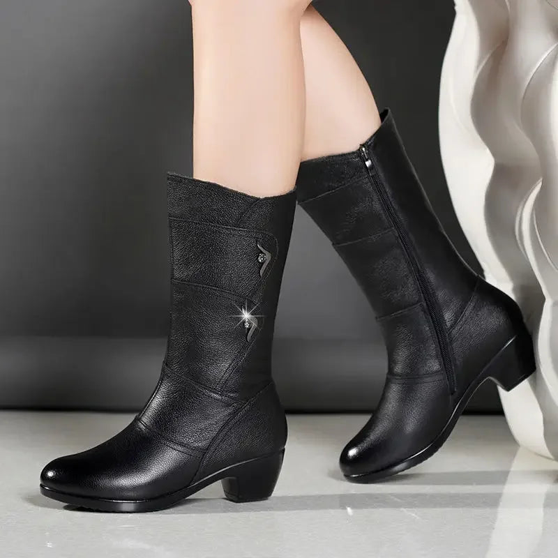 Bota Lucerne™ Forro Térmico e Zíper Lateral / Para Mulheres que Sofrem com o Frio e Não Abrem Mão da Elegância!